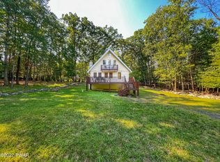 107 Lakeview Dr, Dingmans Ferry, PA 18328