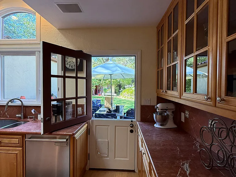 250 Manor Dr — Photo 9