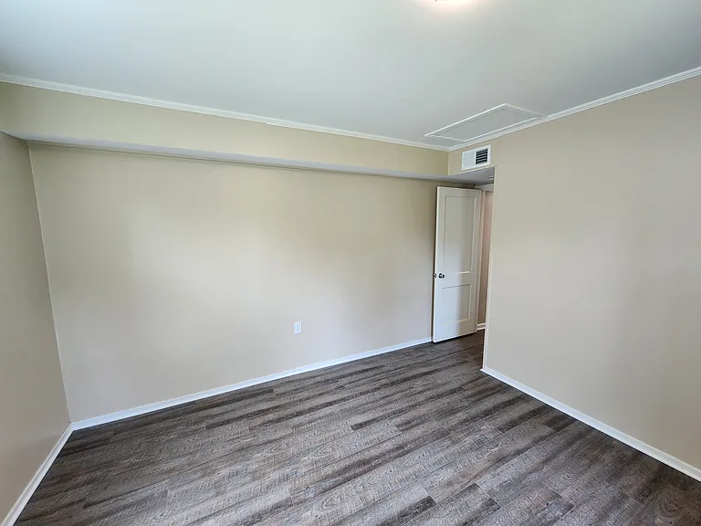 4085 Seneca Ave — Photo 8