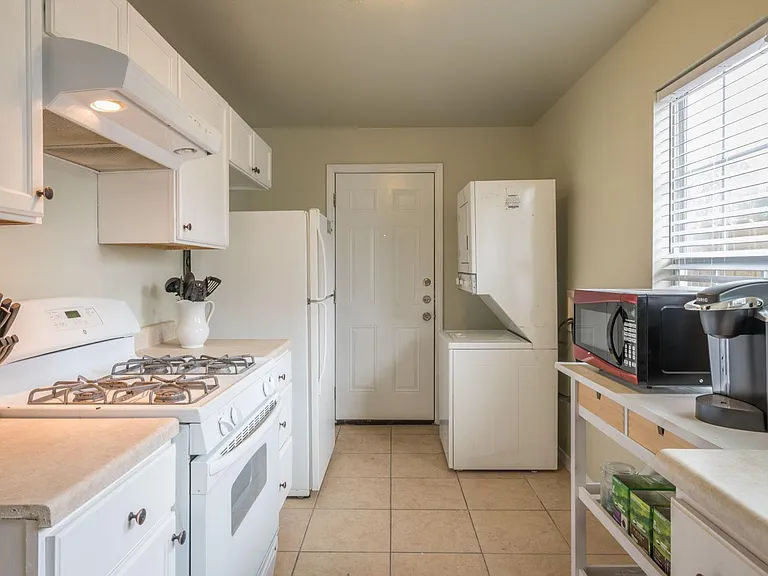 709 Marshall St #B — Photo 4
