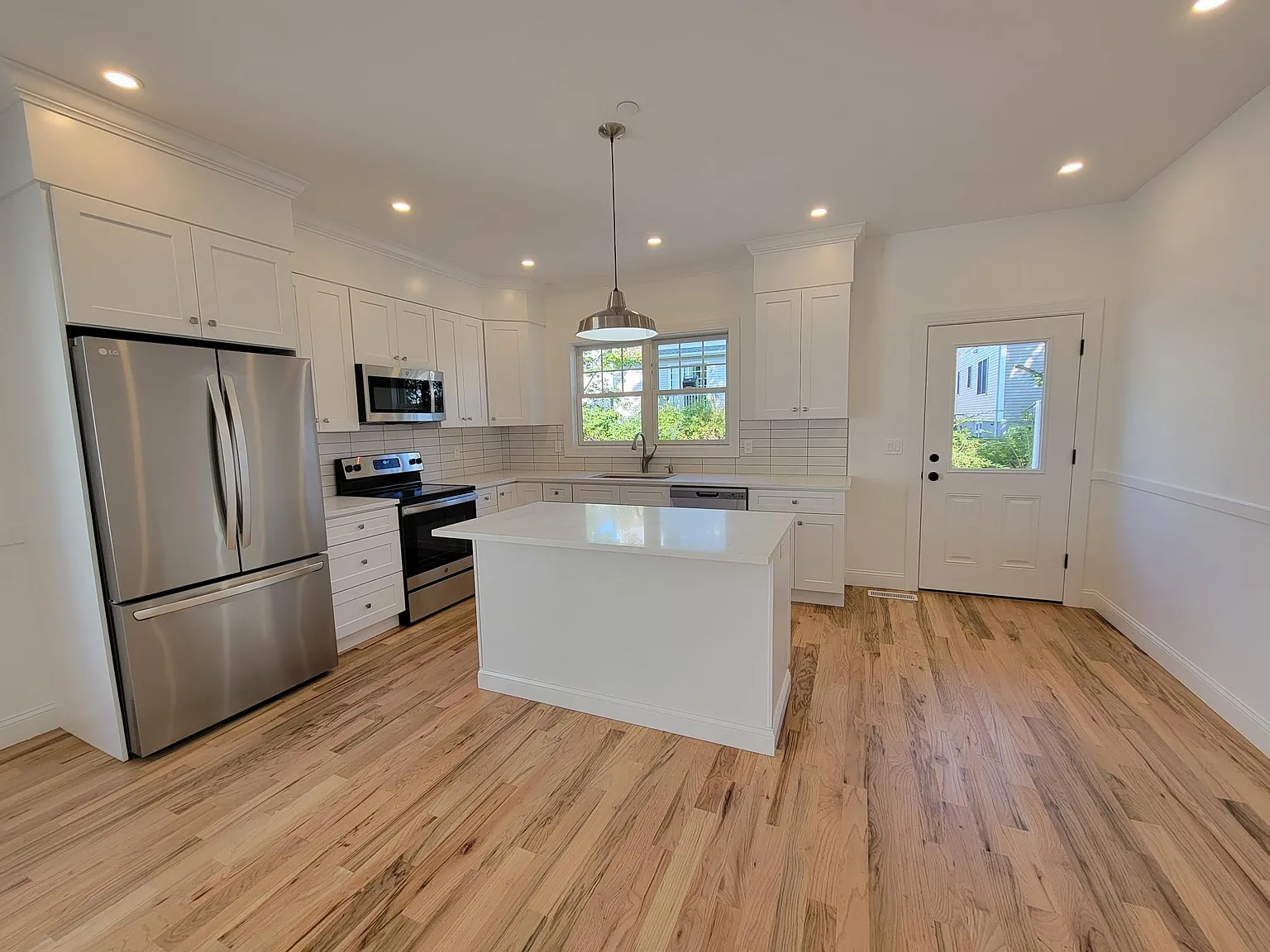 3 bed, 3.5 bath, 2800 sqft, $7,500 — Photo 2
