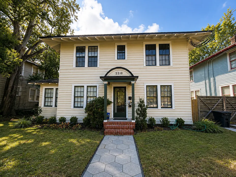 Myra St 2210