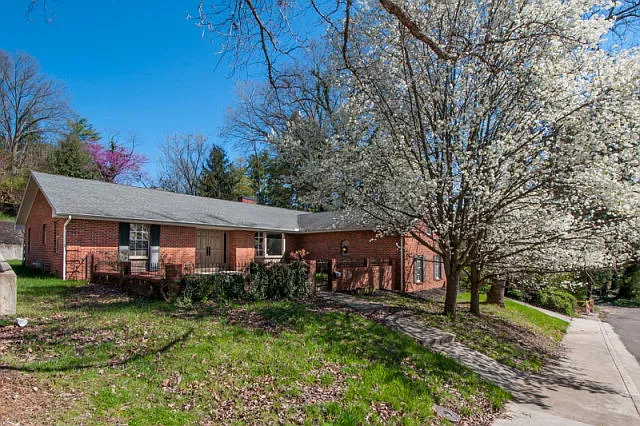 2216 Woodlawn Ave photo 1