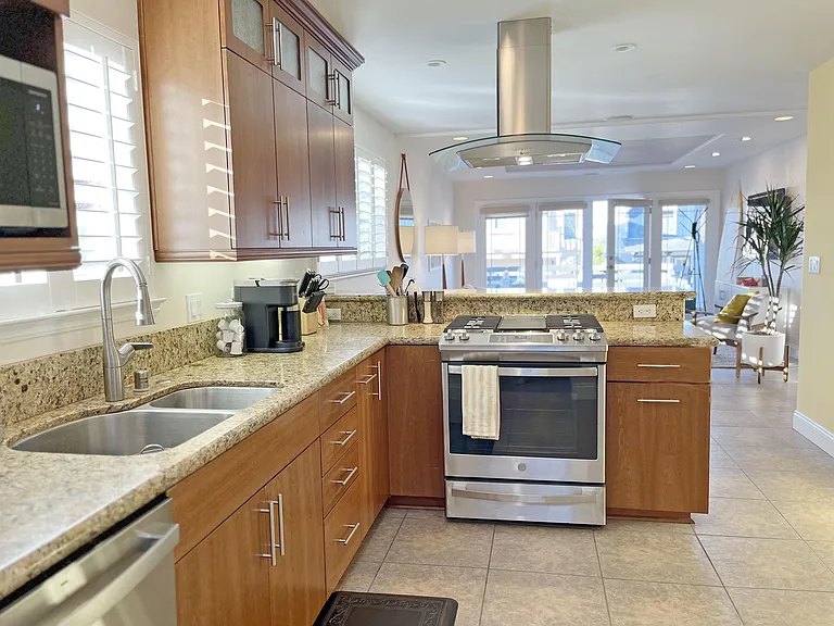 2440 Greenwood Ave — Photo 8