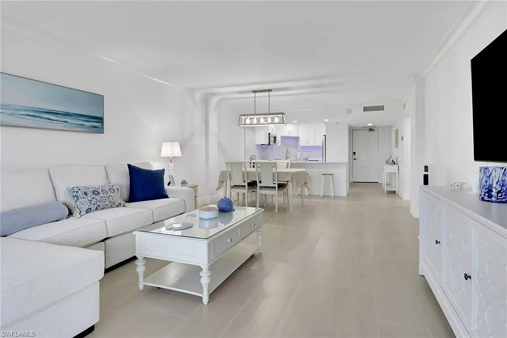 2 bed, 2.0 bath, 1040 sqft, $8,000 — Photo 3