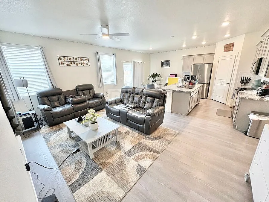 Beautiful Ranch-Style Home with Upgraded Finishes, Fenced Yard & Easy Access to DIA — Photo 2