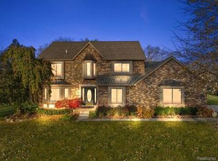 317 Silvervale Dr, Rochester Hills, MI 48309