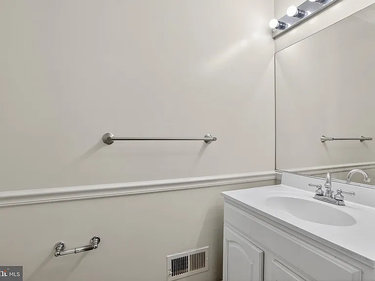 1953 E Stella St — Photo 13