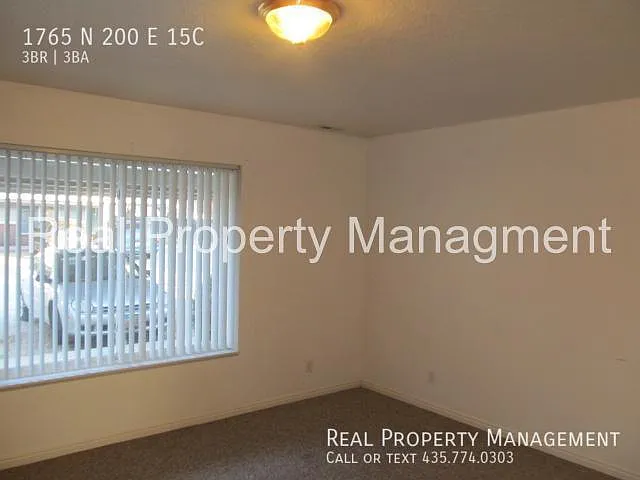 Pet Friendly Three Bedroom Town Home Available in August. — Photo 1