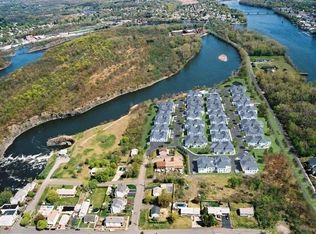 11201 Waters View Cir, Cohoes, NY 12047