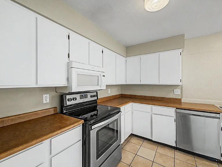 2521 N 49th Ave — Photo 14