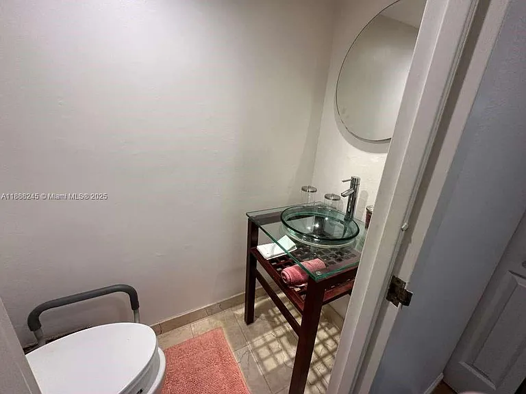 1000 Parkview Dr #627 — Photo 13