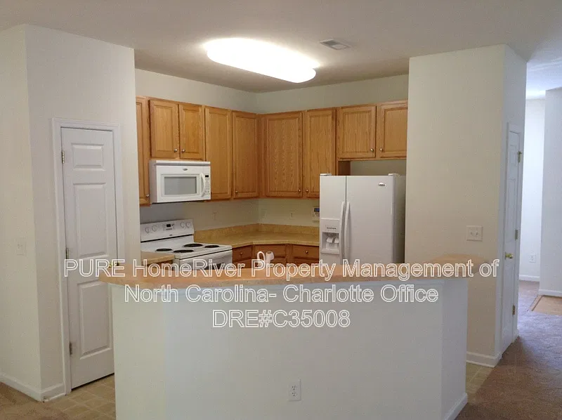 3 bed, 3.0 bath, 1302 sqft, $1,700 — Photo 4