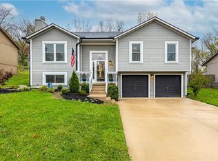 1204 Graystone Dr, Grain Valley, MO 64029