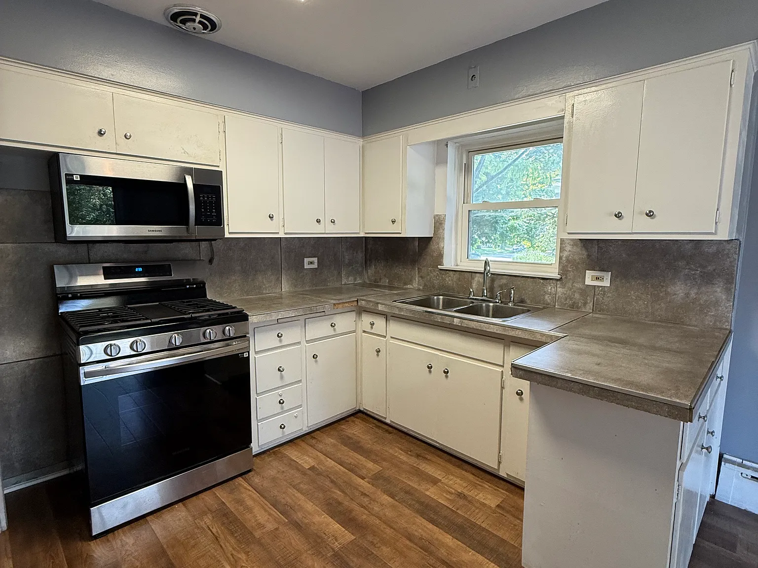 2 bed, 950 sqft, $2,100 — Photo 3