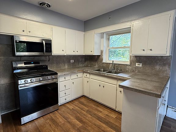 3rd image of 100 Forest Ave Unit 1
