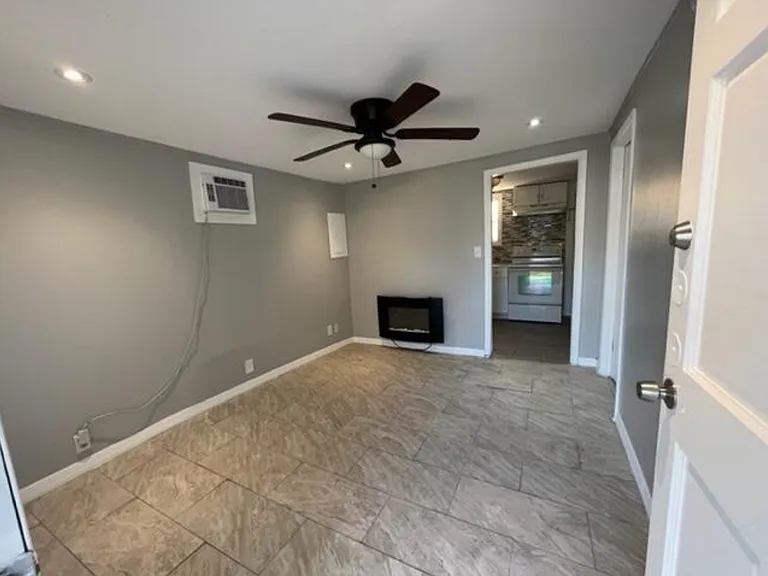 329 Pine Ave #C — Photo 2