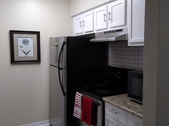 2nd image of 3919 Fairmont Pkwy APT 220
