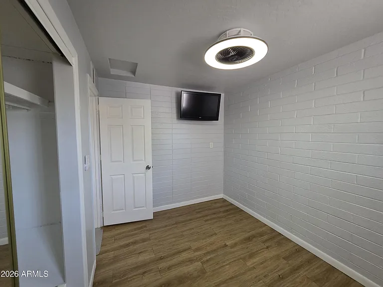 574 S Park St #B — Photo 16