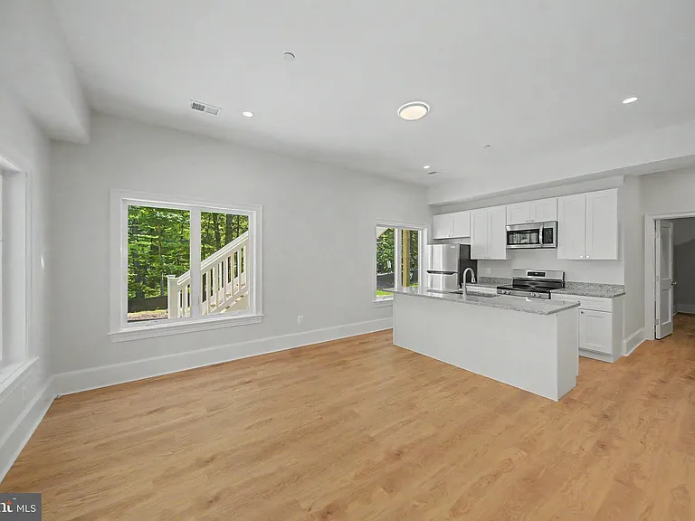 10205 Sorrel Ave — Photo 4