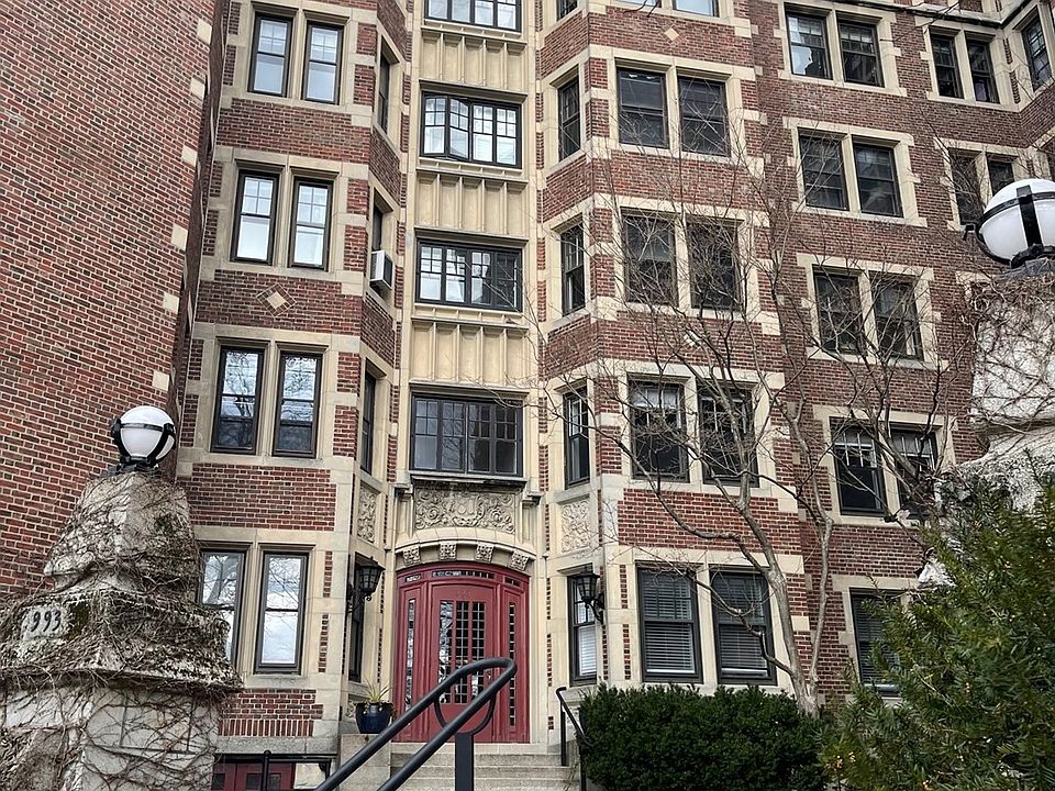 1st image of 993 Memorial Dr APT 401
