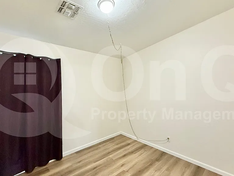 417 E Cantebria Dr — Photo 14