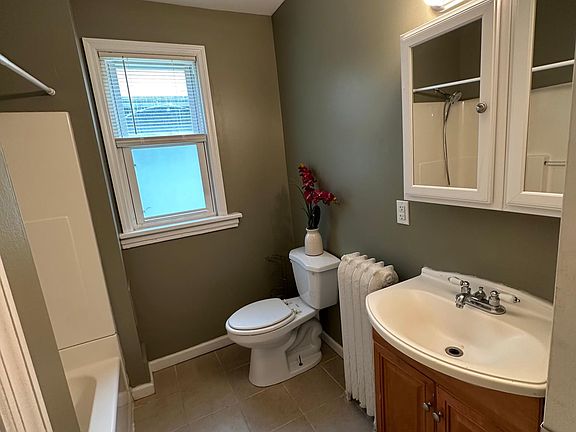 5th image of 420-422 Hudson Ave #2