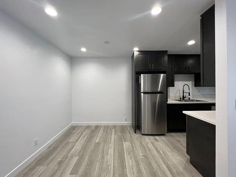 900 W College St — Photo 25