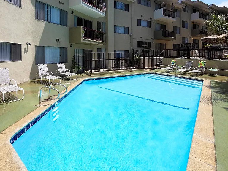 Los Feliz Summit Apartments — Photo 18