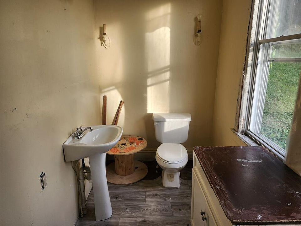 7th image of 1802 Marshall St