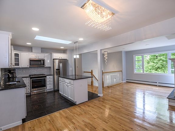 5th image of 34 Tall Oaks Dr