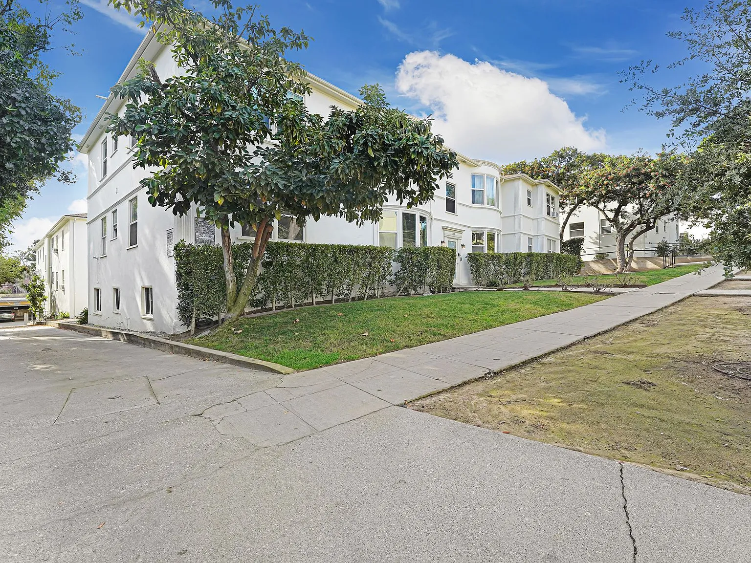 Spacious 1-Bedroom 1-Bath Residence in the Heart of Los Feliz — Photo 2