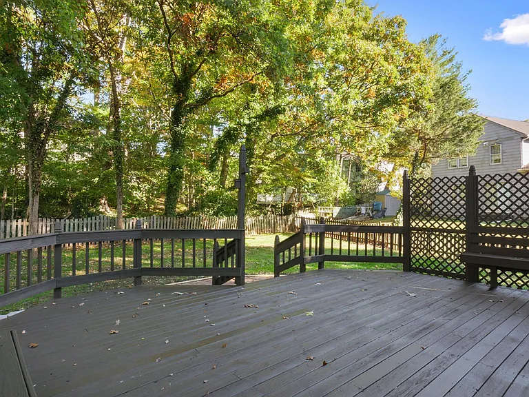 Large Deck for entertaining