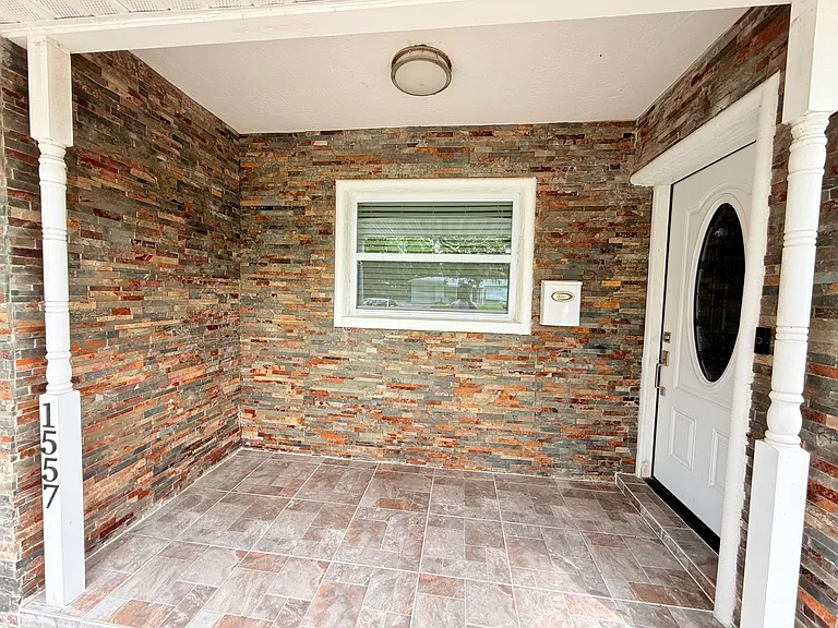 1557 Robinson Dr N — Photo 3