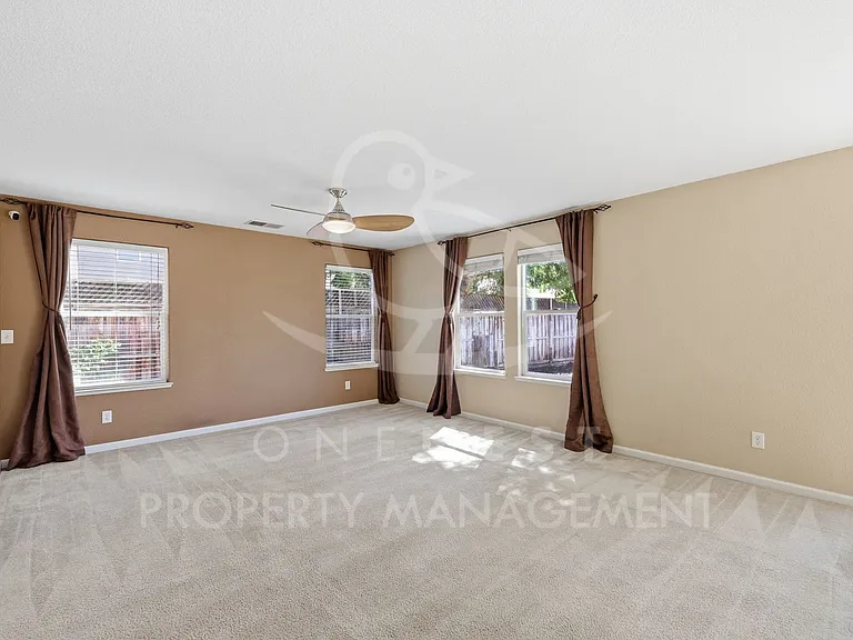 2708 Woodfield Way — Photo 8