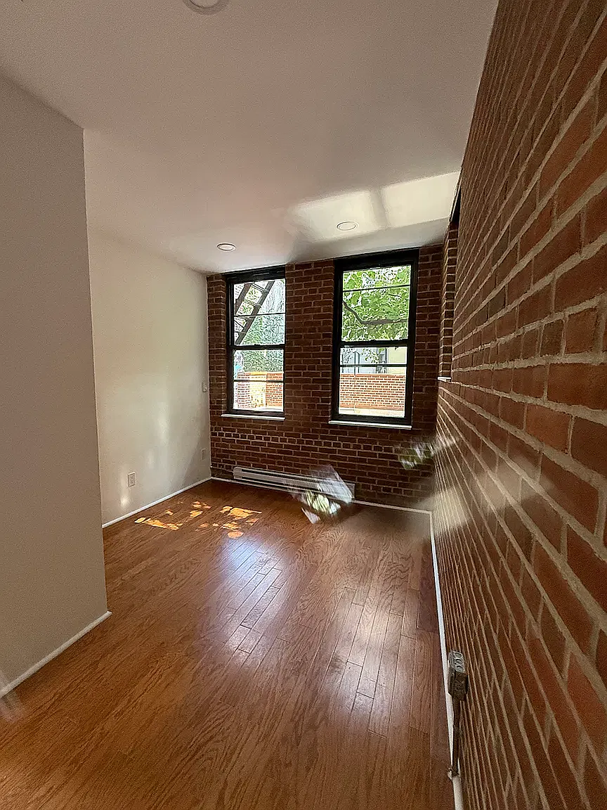 110 Avenue C — Photo 1