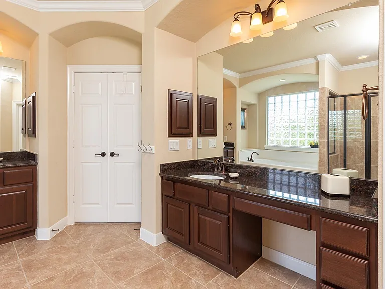 162 W Hullwood Ct — Photo 30