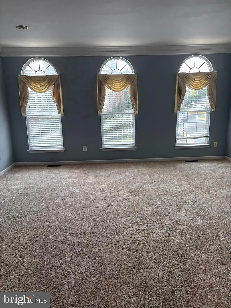 3 bed, 4.0 bath, 2749 sqft, $3,300 — Photo 3