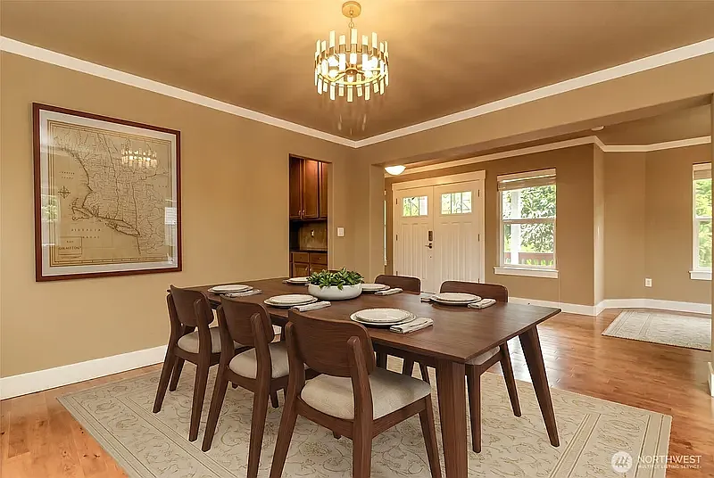 5 bed, 4.5 bath, 3618 sqft, $5,900 — Photo 2