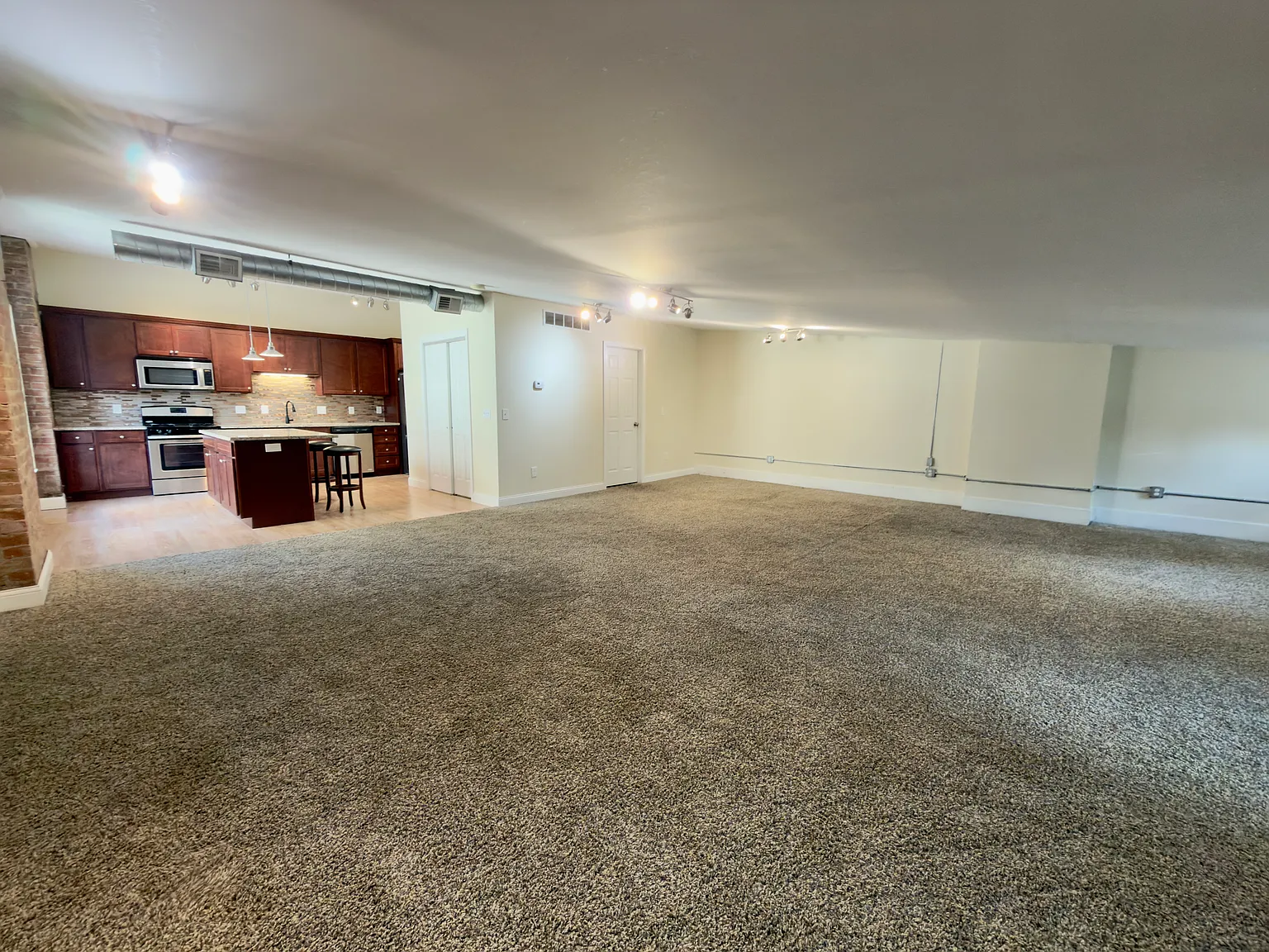 Studio, 900 sqft, $1,250 — Photo 4