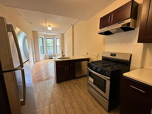 Rented by SERHANT. | media 8