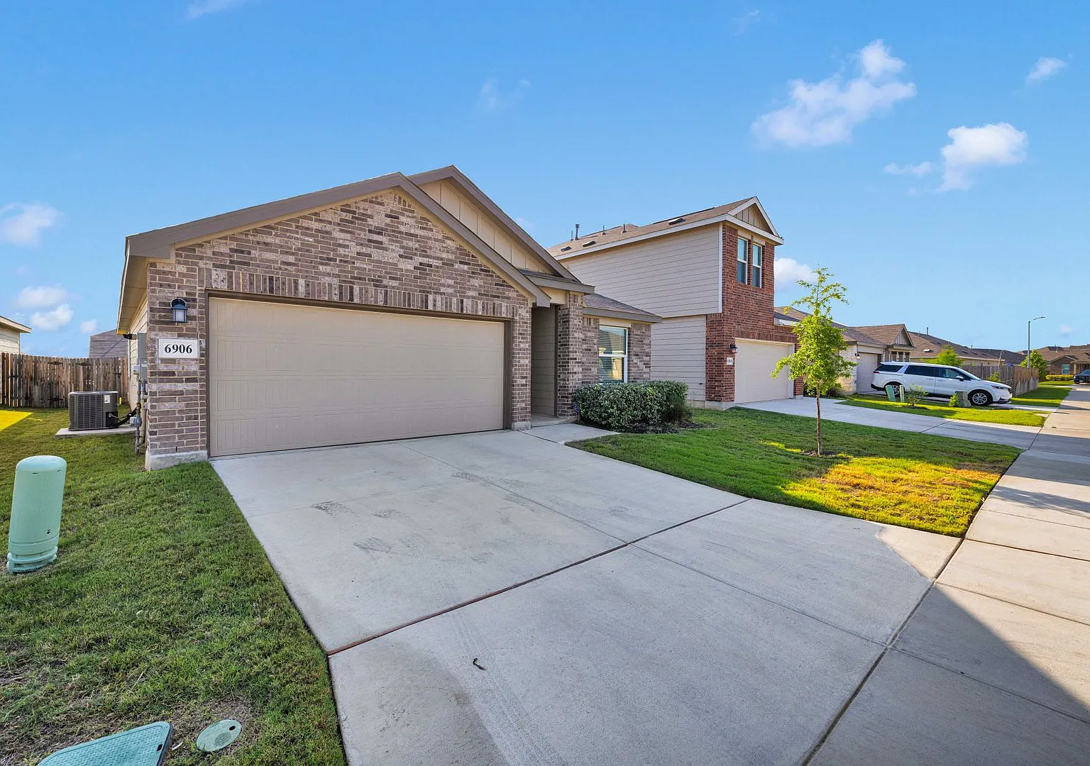 Charming 3-Bedroom Home in the Desirable Silos Community — Photo 2