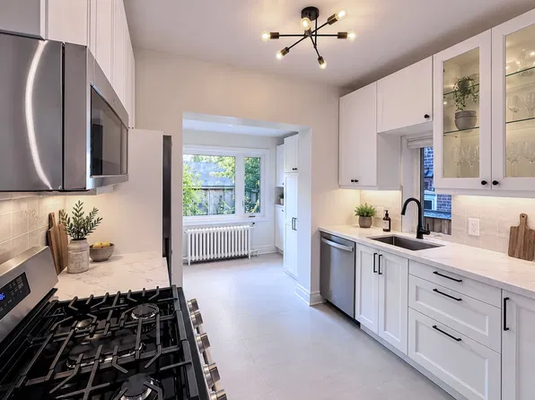 434 Palmerston Blvd Floor 1, Toronto, ON M6G 2N8