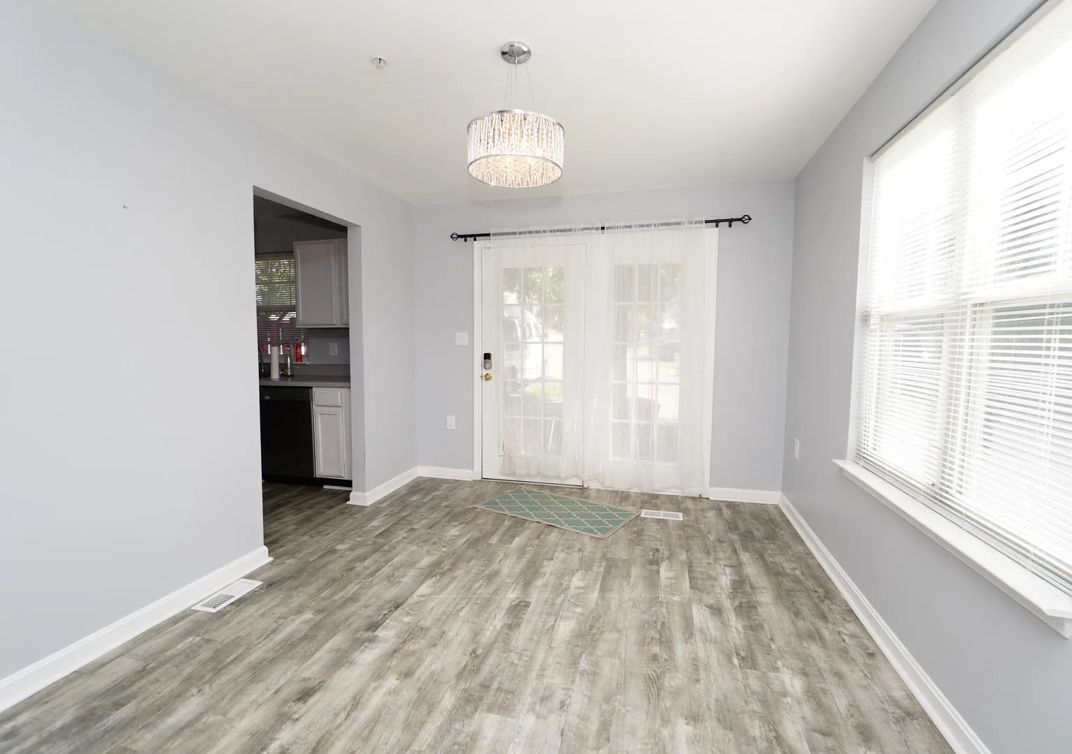 3 bed, 2.5 bath, 1400 sqft, $2,150 — Photo 4