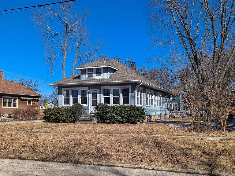 512 Lake St — Photo 1