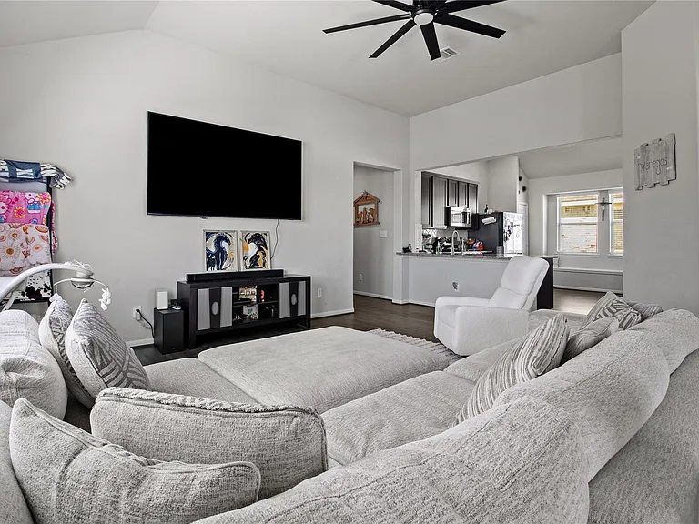 622 Little Cypress Ln — Photo 4