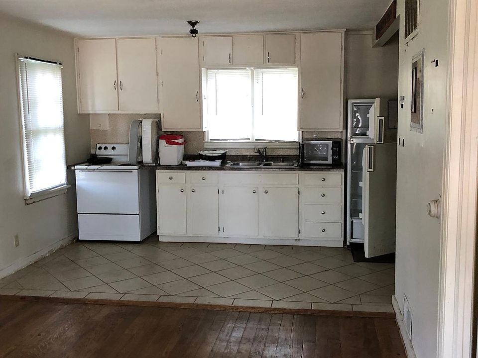 2nd image of 2121 Elmwood Ave