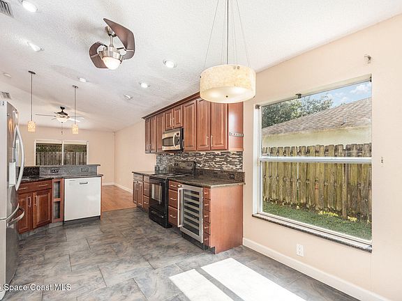 3rd image of 4491 Derbyshire Dr