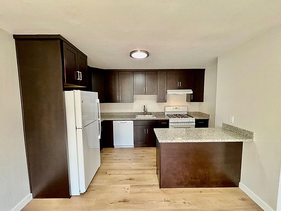 3rd image of 834 14th St APT 4