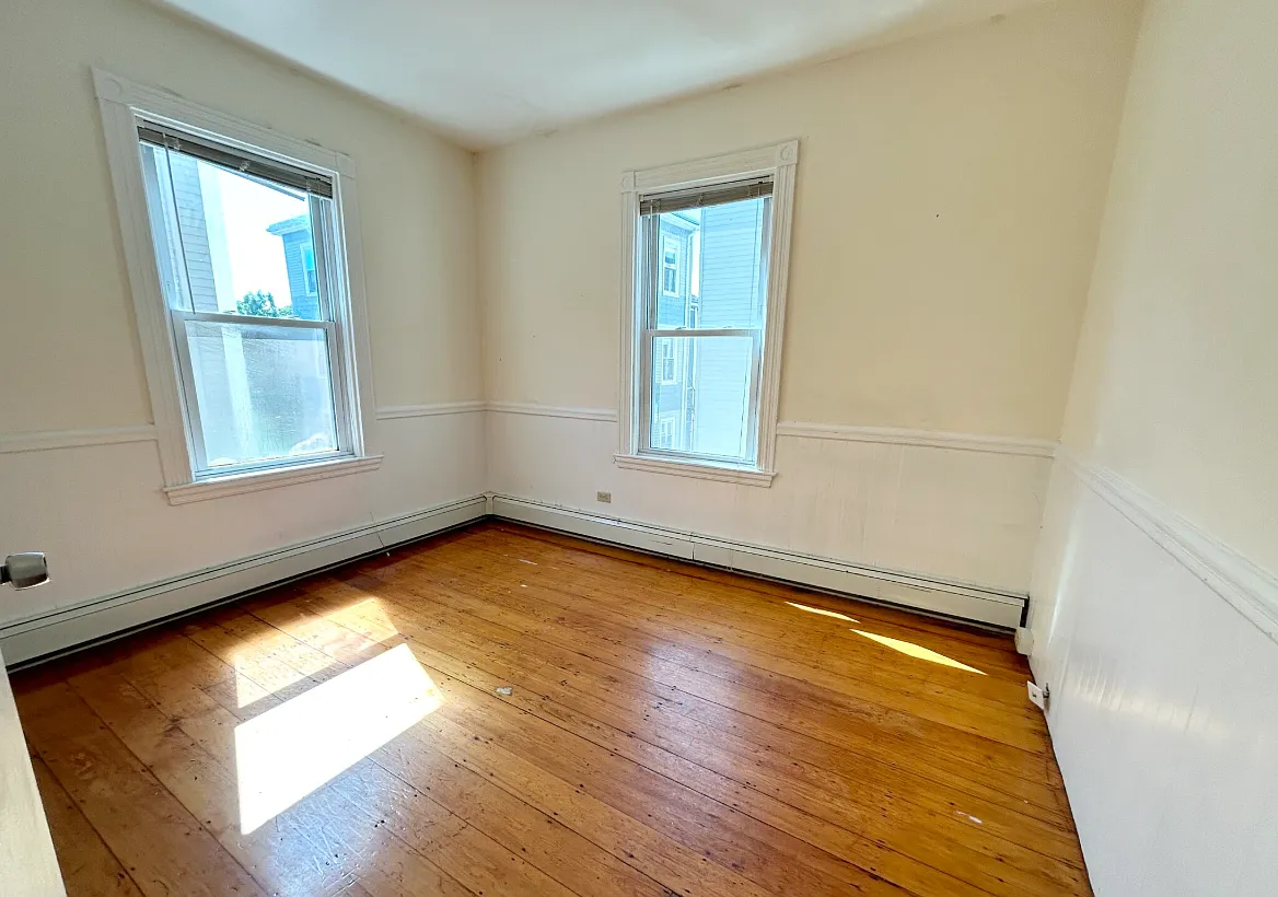 4 bed, 1.5 bath, 9999 sqft, $4,000 — Photo 3